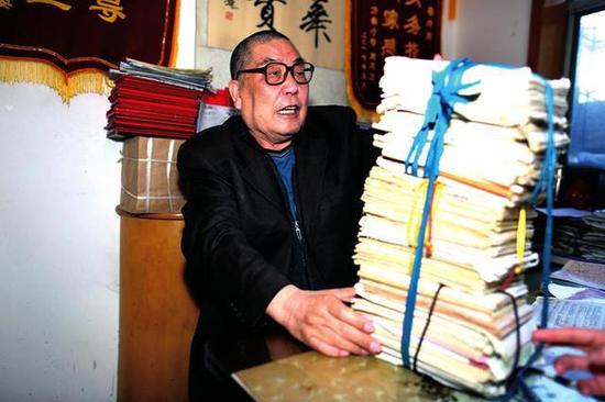 鲁迁收集儿歌手稿多达数百册 记者李宗华摄