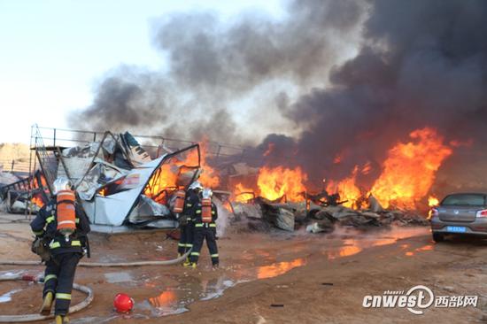 榆林一工廠彩鋼房突發(fā)大火，200多工人宿舍盡毀。