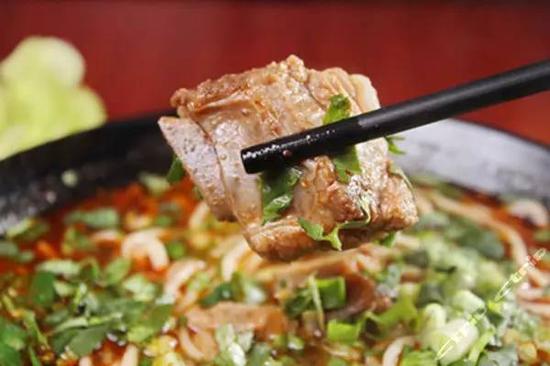 类似过桥米线的做法,店面是那种速食餐吧的感觉……