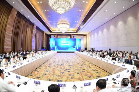 項目簽約儀式結束后，永康書記與各屆校友代表座談。