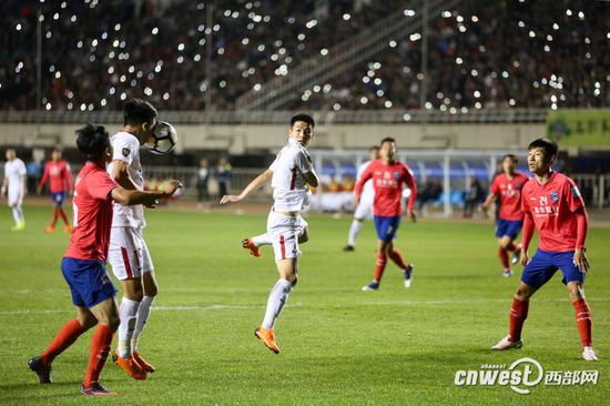 陜西大秦之水隊0比1惜敗上海上港隊，陜西球員展現(xiàn)出極高的斗志。