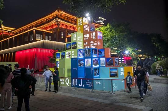 根本停不下来 这条网红街能把你的打卡机变成复读机