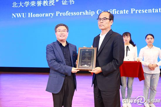 郭立宏向中村修二颁发“西北大学荣誉教授”证书。(摄影:华人)