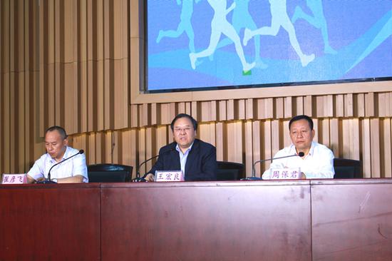 宝鸡市体育局副局长王宏良同志答记者问