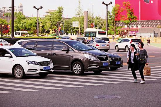 “车让人”在西安街头蔚然成风 记者王晓峰摄