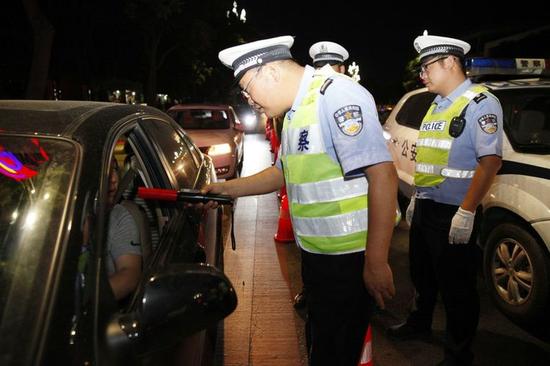 宝鸡交警集中开展第一次全市酒驾醉驾毒驾夜查