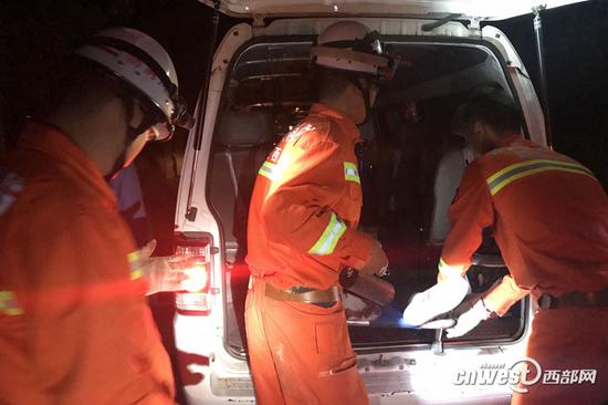 铜川：凌晨两车追尾驾驶员被困，消防官兵紧急救援。