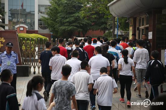 西安70中考点外,考生陆续入场。