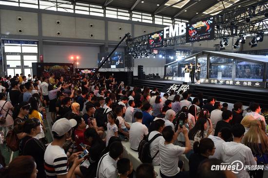 机器人KO机器人！中国顶级机器人西安上演格斗大赛。（图片：浮图摄影）