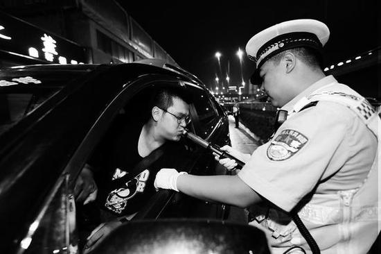 交警用酒精測(cè)試儀查酒駕 本報(bào)記者馬昭攝