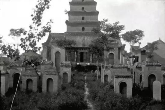 1907年的西門，大街兩邊商鋪林立