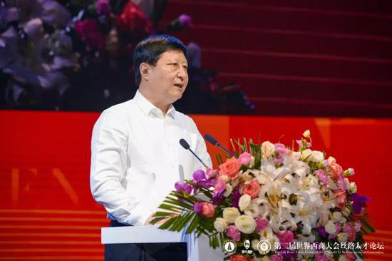 西安市政协副主席、市工商联主席、西商总会执行会长王欢畅发言
