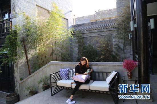 在袁家村精品民宿酒店里,大庆来的游客悠闲的享受着午后的暖阳。