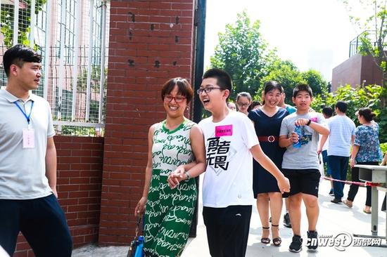 走出考場的孩子們