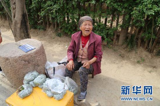 杜秀霞向记者夸奖袁家村的“干部好”。
