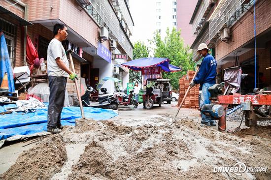 房屋加盖使原本宽敞的道路变得拥挤。