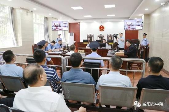 今天上午，泾河新城原党委书记李益民受贿案一审开庭。