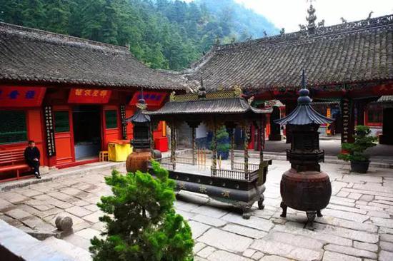 山巅云雾缭绕,山下深菁如屏 ,青山绿水,风景如画,犹如世外桃源一般。