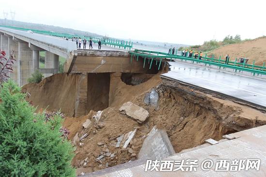 榆靖公路无定河大桥桥头路基被洪水冲毁。