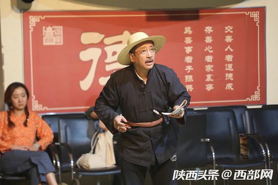 由西安话剧院创排的话剧《柳青》正在紧张有序地开展最后的冲刺排练工作。