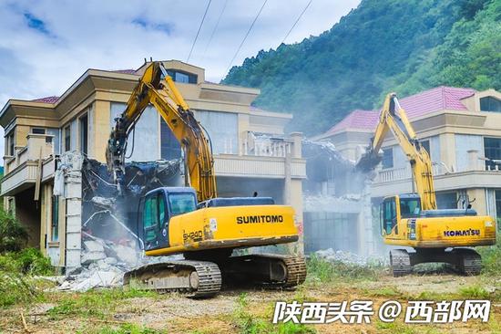 安康市秦岭专项整治拆违4.5万余平方米，27处别墅和违建同步拆除。
