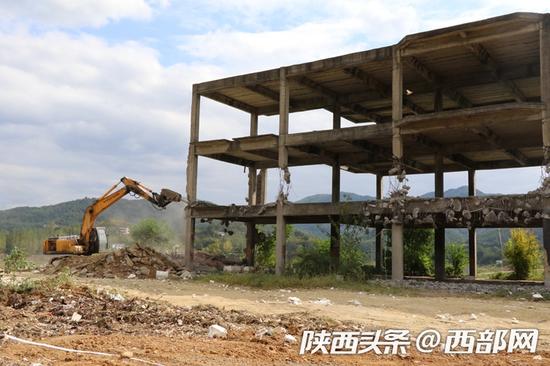 安康市秦岭专项整治拆违4.5万余平方米，27处别墅和违建同步拆除。