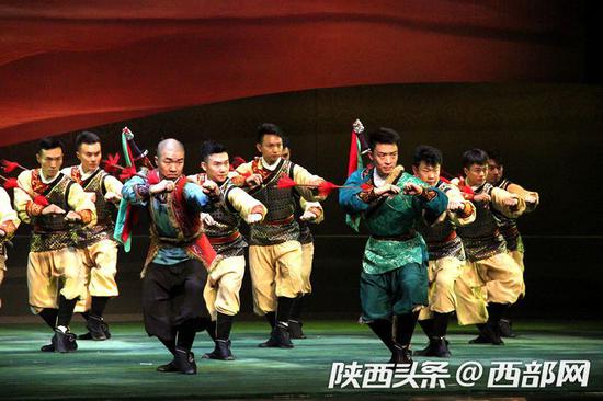 第五届丝绸之路国际艺术节开幕演出《丝路长歌—大漠传情》带妆彩排。