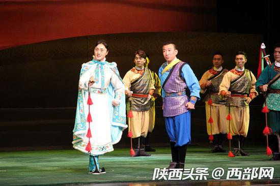第五届丝绸之路国际艺术节开幕演出《丝路长歌—大漠传情》带妆彩排。