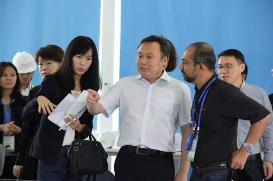 为考察团介绍丝路国际会展中心项目建设情况