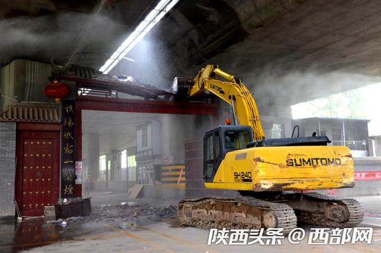 機場高速高架橋下拆除違建5000余平米。