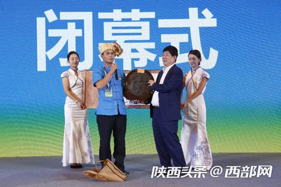 少數(shù)民族村官代表向東嶺村贈送具有民族特色的紀念品。