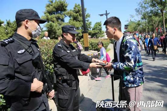 国庆节假日期间，西安警方帮助游客找到了丢失的财物。