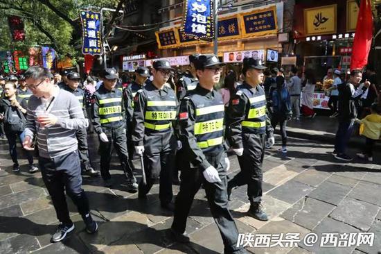 国庆节假日期间，西安警方在回民街等热门景点巡逻。