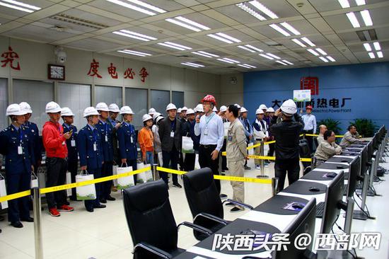 企事业单位职工、部队官兵和市民学生走进电厂,参观30万千瓦机组集控室。