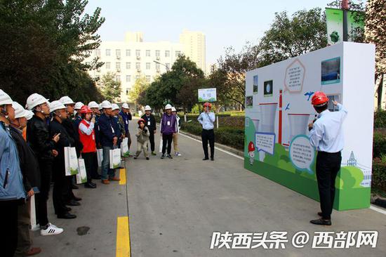 志愿者正在为大家讲解冷却塔工作原理。