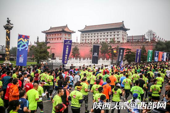 第一届西安国际马拉松,选手们由永宁门出发。(资料图)