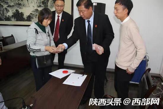 汉滨法院为21名申请人发放110多万元执行款。