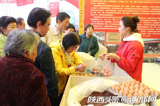 10月17日，在第五个国家扶贫日之际，宝鸡西山农特产品展销火热。