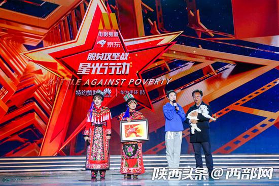 佳县副县长王博还特地带了一只红枣小羊羔登上了舞台讲述背后故事。