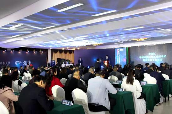 阿里巴巴新型职业农民商学院揭牌暨“星农人”计划启动仪式在杨凌举行。