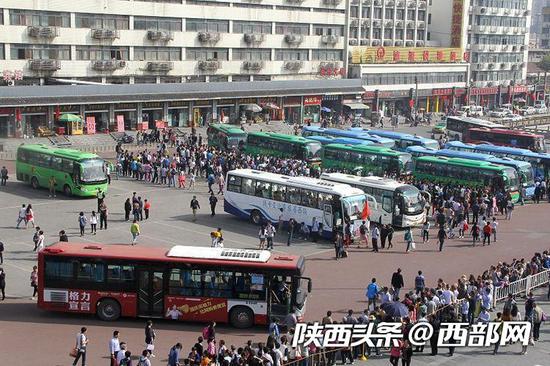 “十一”期间，从西安火车站乘公交啊前往兵马俑、华清池方向的游客数量暴涨。