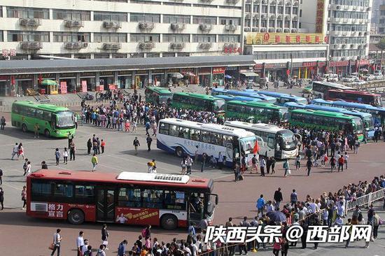 “十一”期间,从西安火车站乘公交啊前往兵马俑、华清池方向的游客数量暴涨。