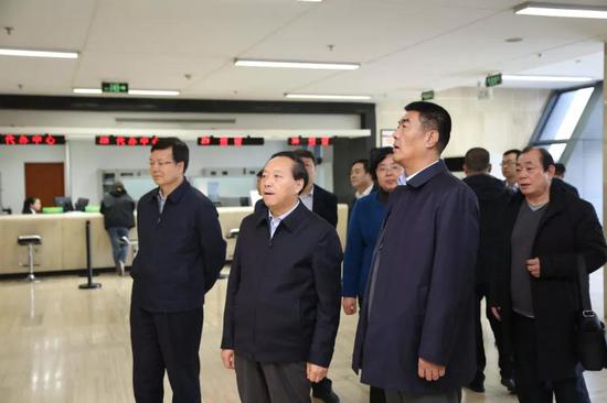 西安市人大常委会主任胡润泽带队视察浐灞生态区“一网通办”