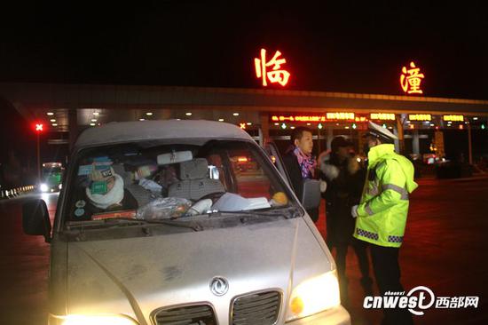 西安高速交警正在排查进城务工面包车。（资料图）