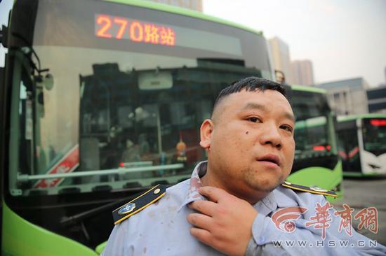 270路负责人希望,遇到此类事件时乘客别漠视,能帮司机一把