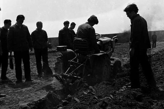 上世纪80年代，农业机械在农村广泛使用。姚歌民摄