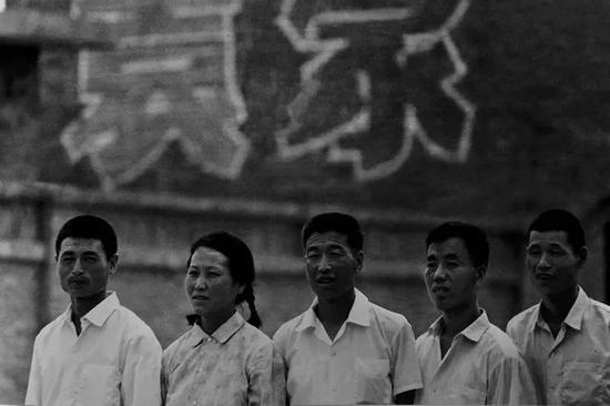 　　1978年，袁家村班子成员（从左至右：郭建军、陈素云、郭裕禄、张文西、王志学）带领村民走上致富道路。&nbsp;张毓秀摄