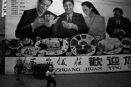 1979年1月1日,西安饭庄开放高档饭菜营业部,循环供应葫芦鸡、温拌腰丝、奶汤肚块、煨鱿鱼丝、汆双脆及各种面点小吃等70多个菜品。 石宝琇摄