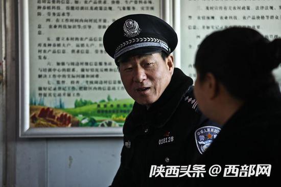 查验大棚安全设施,确保群众舌尖上的安全。