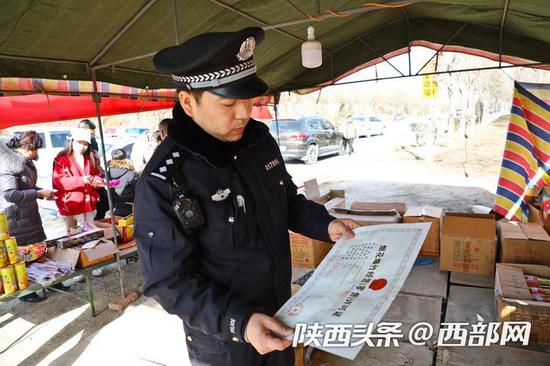 民警检查花炮销售点,并指导销售人员正确使用灭火器。